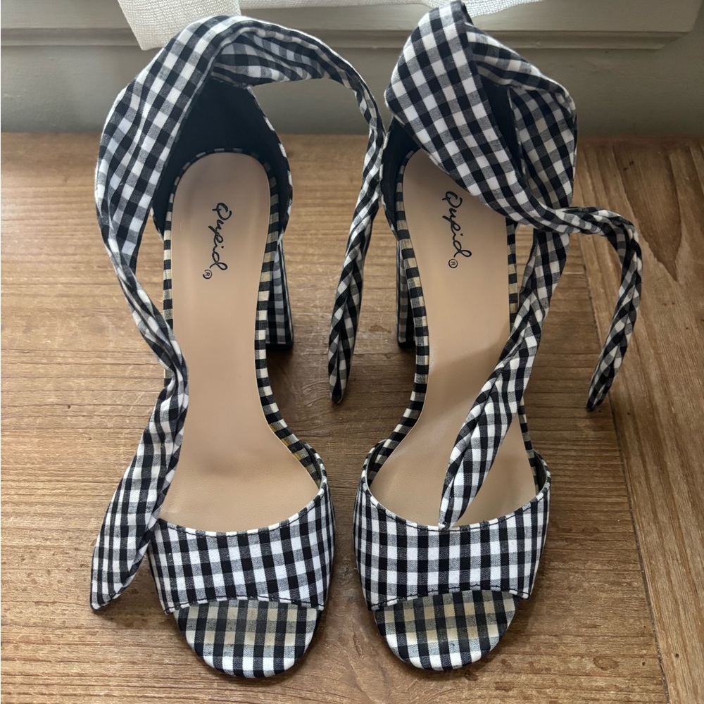 Black and white checkered sandals. Tie with a bow around the ankle.
